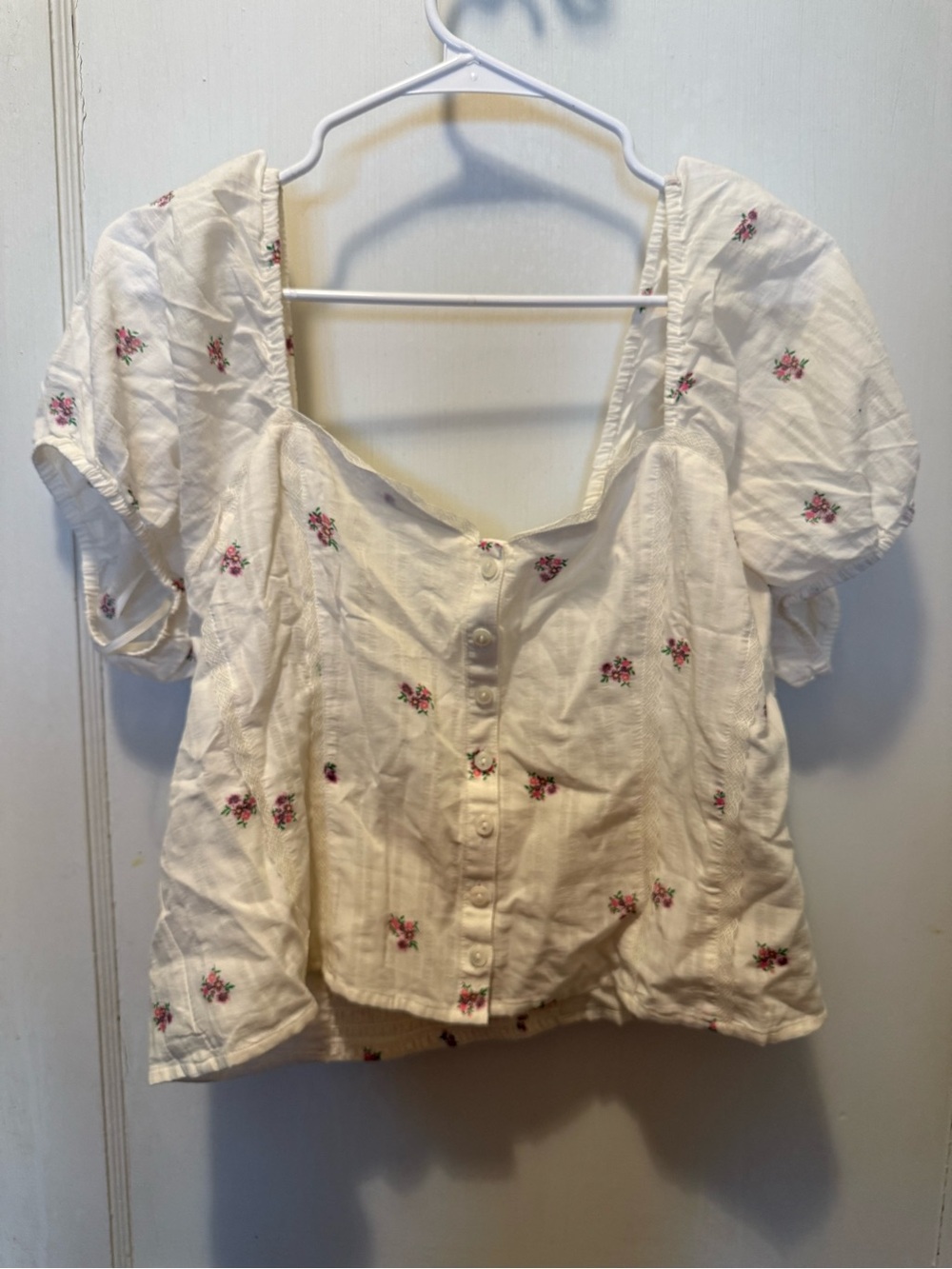 NWT VS PINK White Floral Puff-Sleeve Button Front crop Top